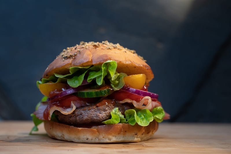 Selbstgemachter Burger mit Zwiebeln und Tomaten