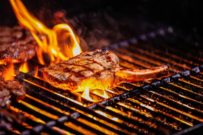 Ein Stück Lamm wird gegrillt